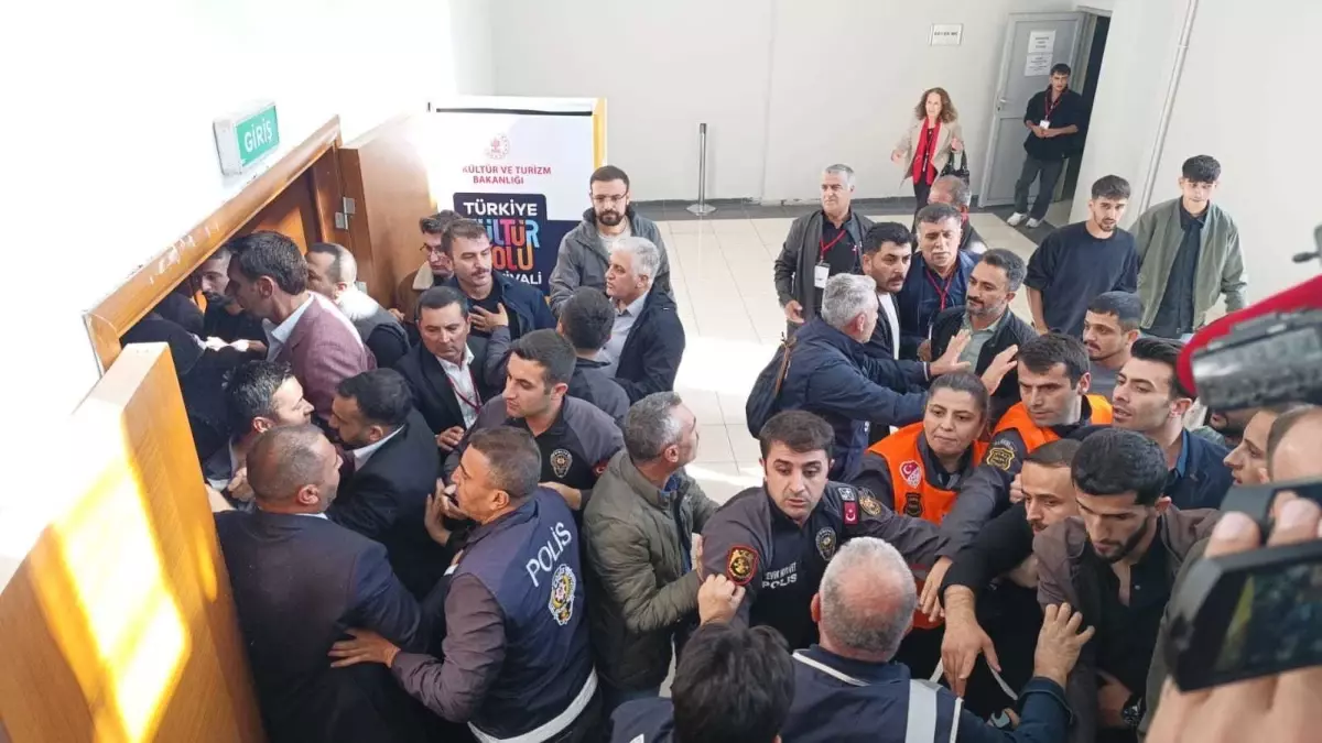 CHP Kongresi\'nde Kavga: Polis Müdahale Etti