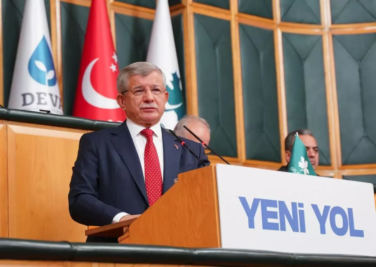 Ahmet Davutoğlu: \'Kimse devletin temel ilkelerini göz ardı ederek ucuz kahramanlığa kalkmasın\'