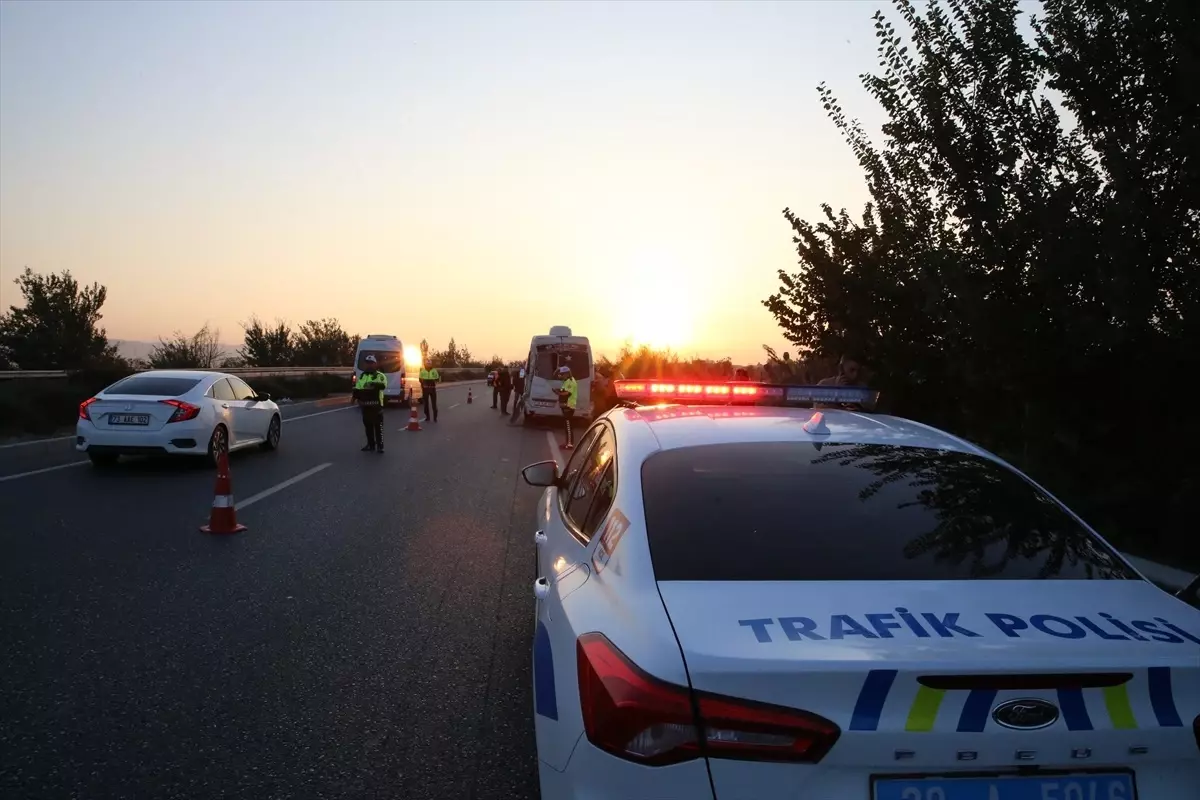 Kamyon Minibüse Çarptı: 1 Ölü