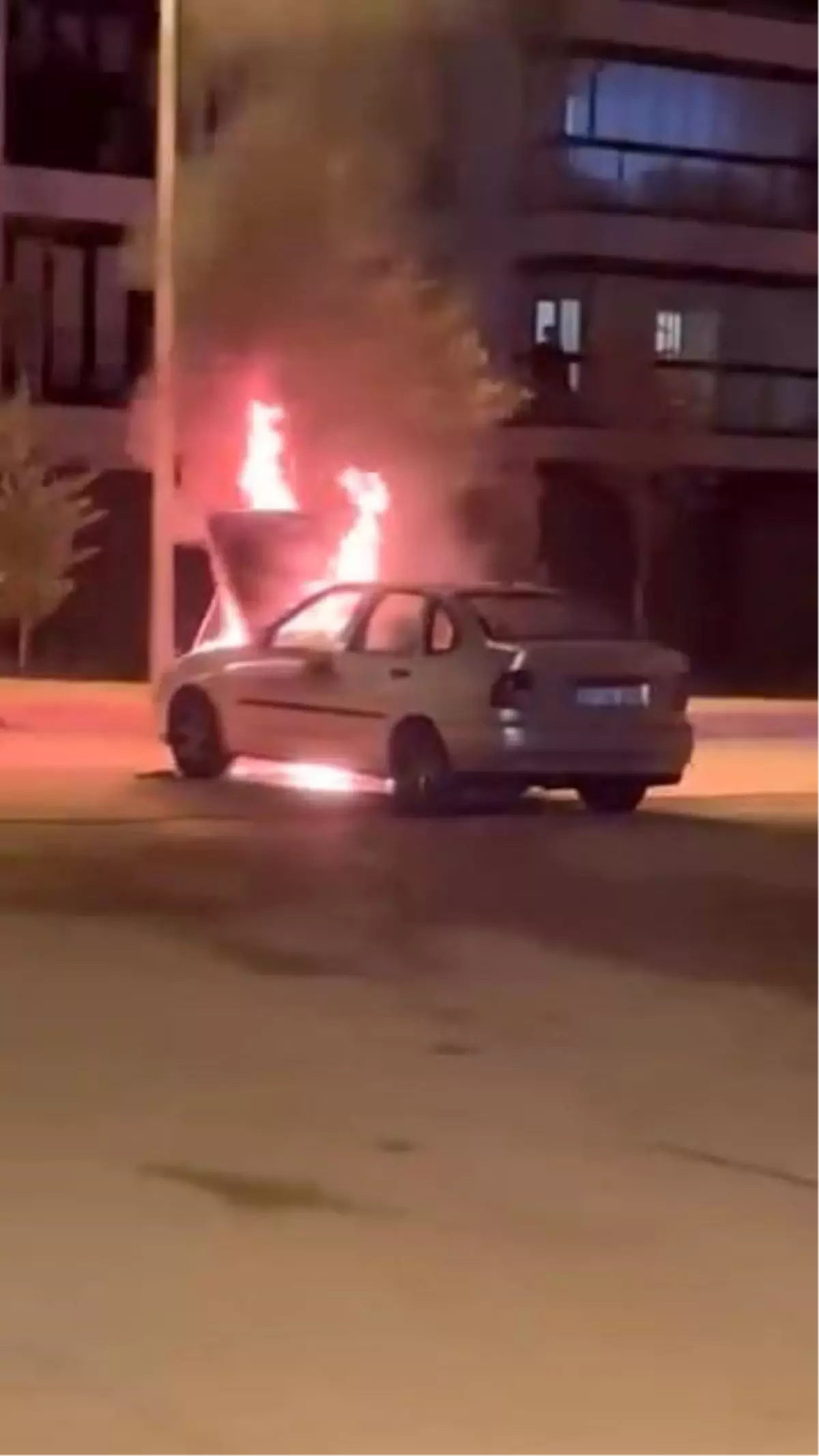 Elazığ\'da Seyir Halindeki Otomobil Yandı