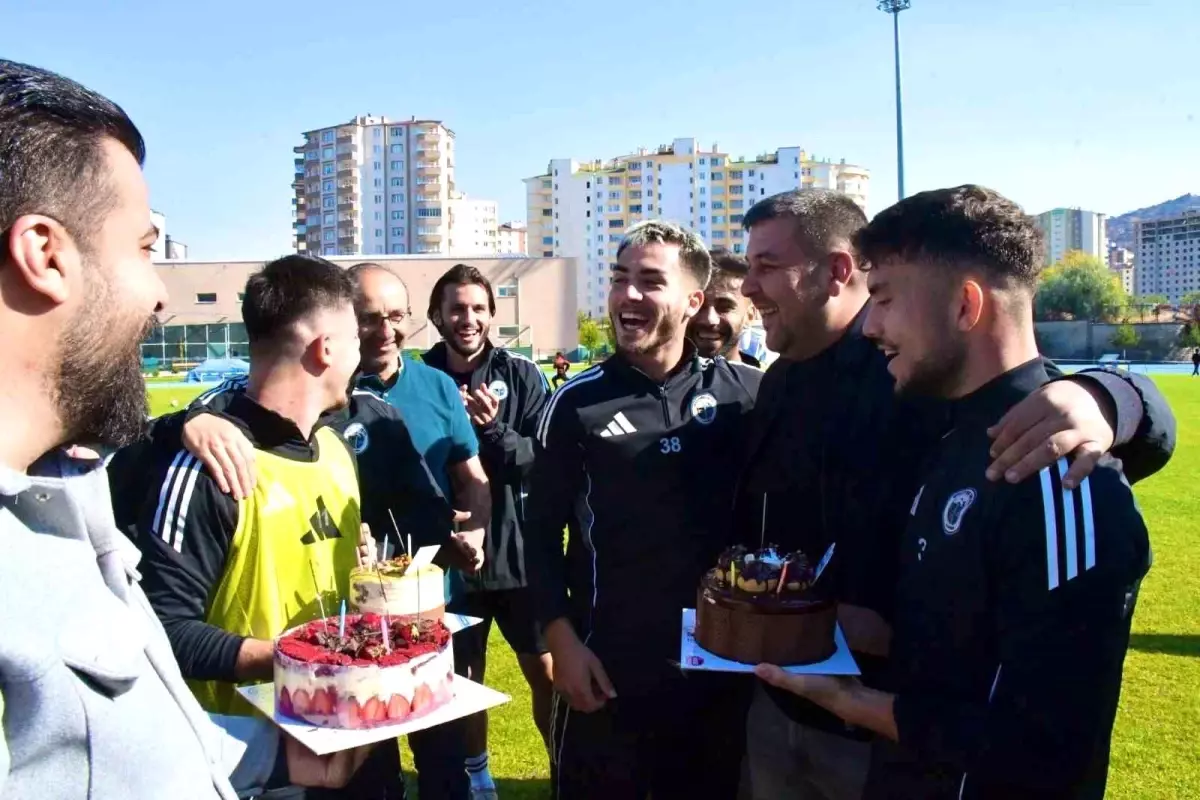 Emre Çobanoğlu\'na Sürpriz Doğum Günü