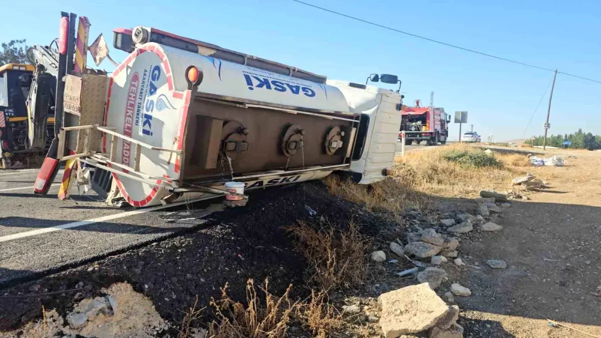 Gaziantep\'te Yakıt Tankeri Devrildi, Sürücü Yaralandı