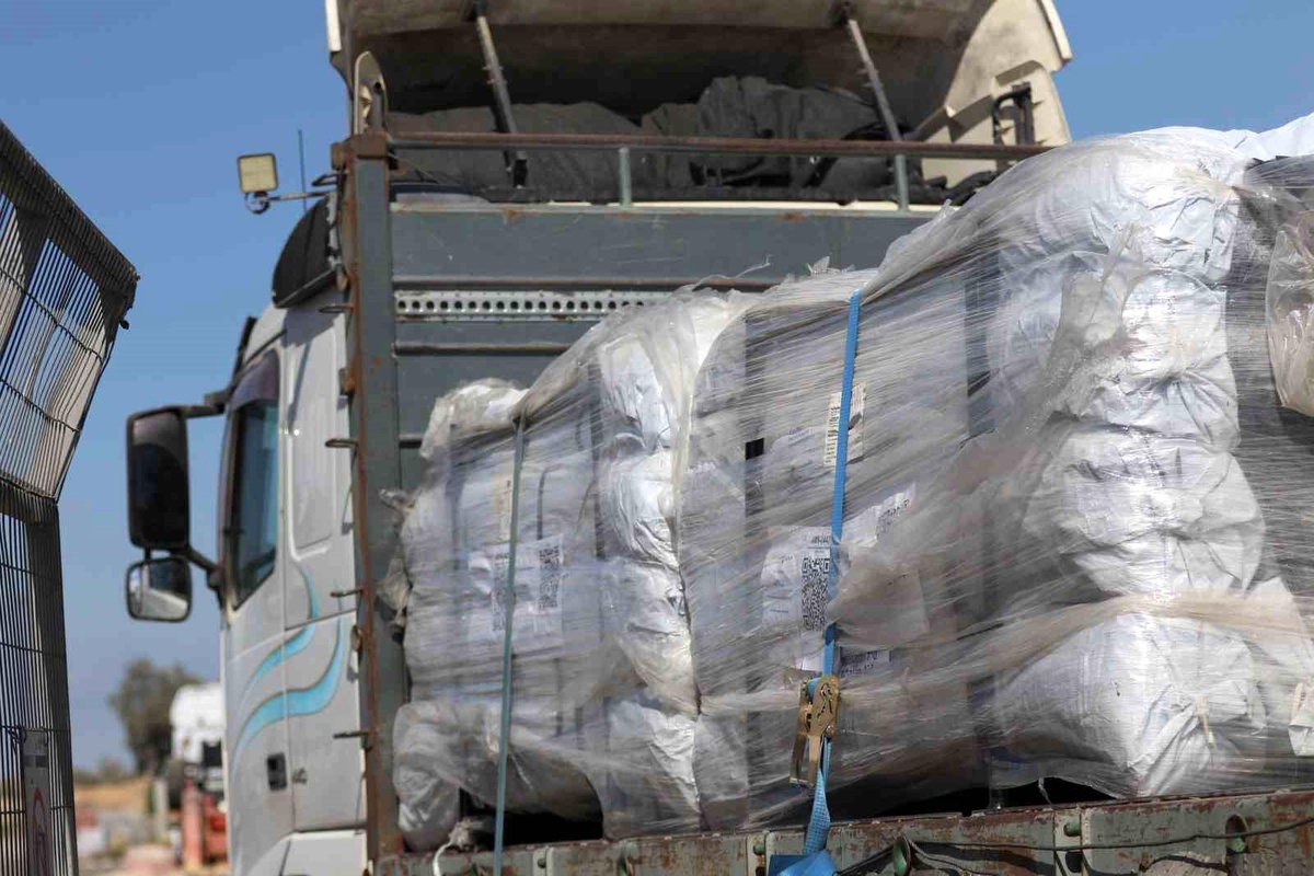 Gazze\'ye İnsani Yardım Tırları Geçti