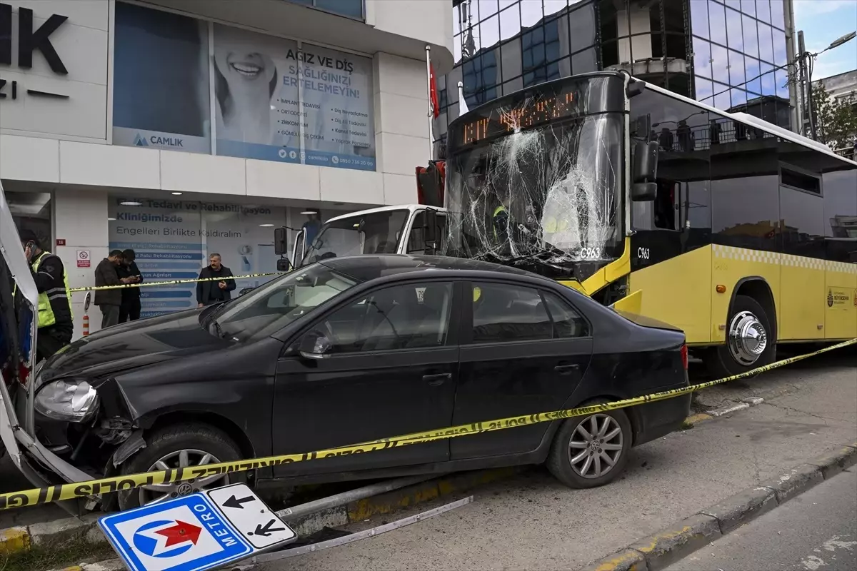 Çekmeköy\'de Trafik Kazası: 1 Ölü, 4 Yaralı