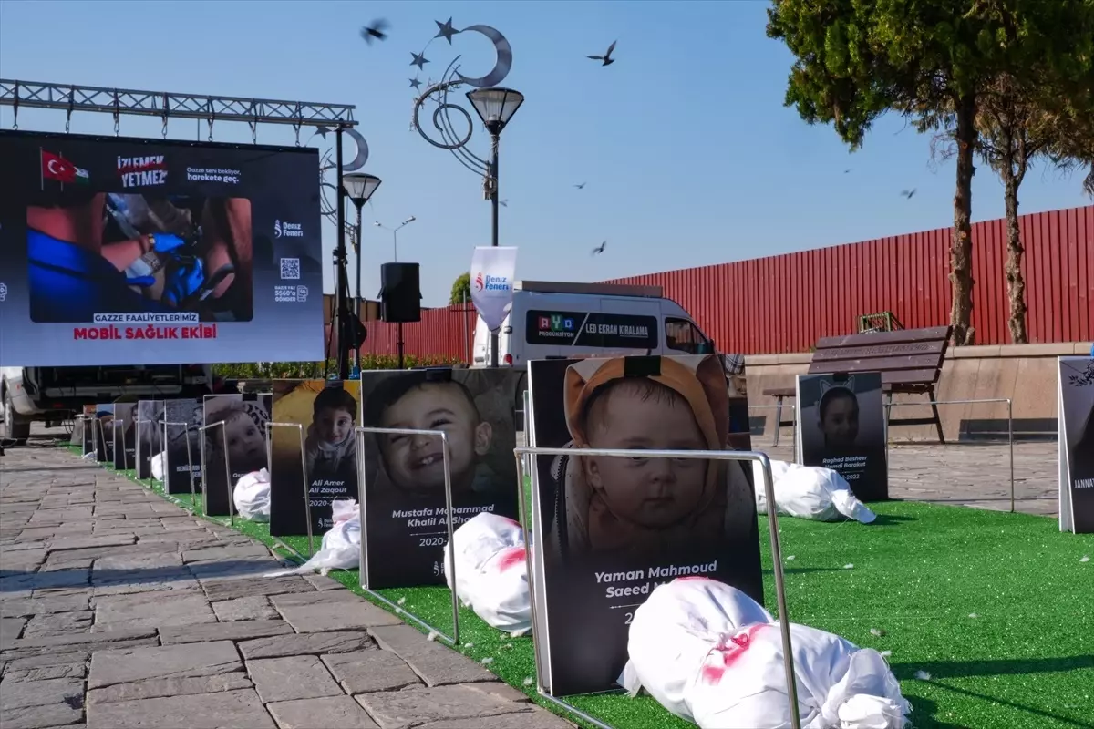 İzmir\'de Gazze İçin \'İzlemek Yetmez\' Etkinliği