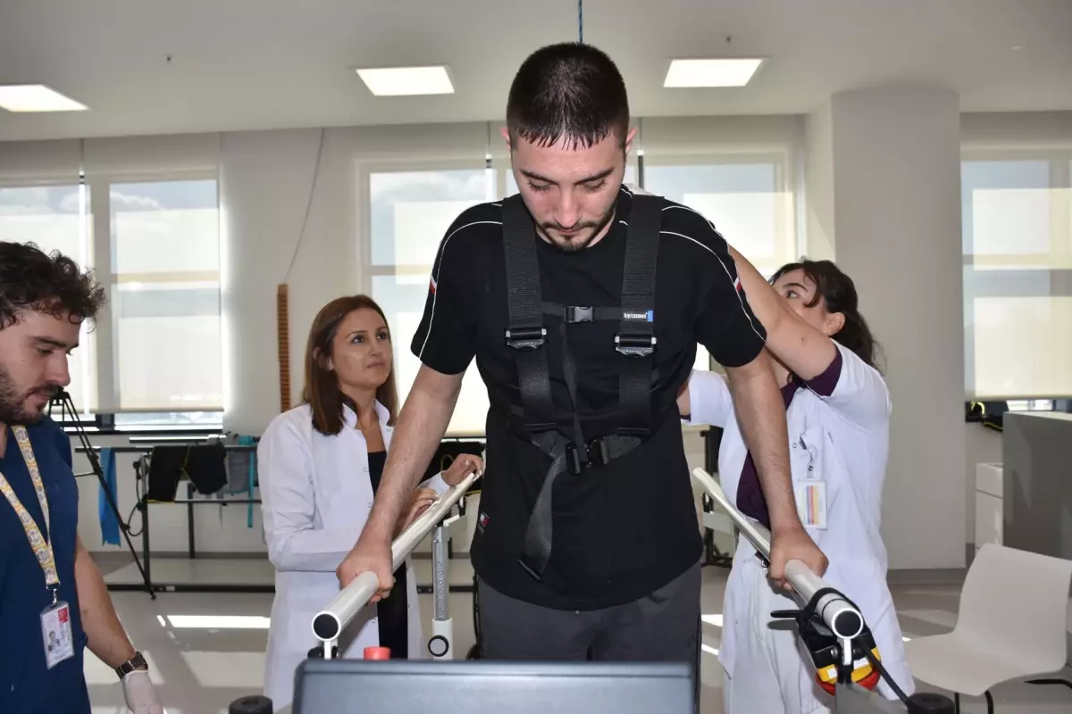 Felçli Genç, Rehabilitasyonla Yürümeye Başladı