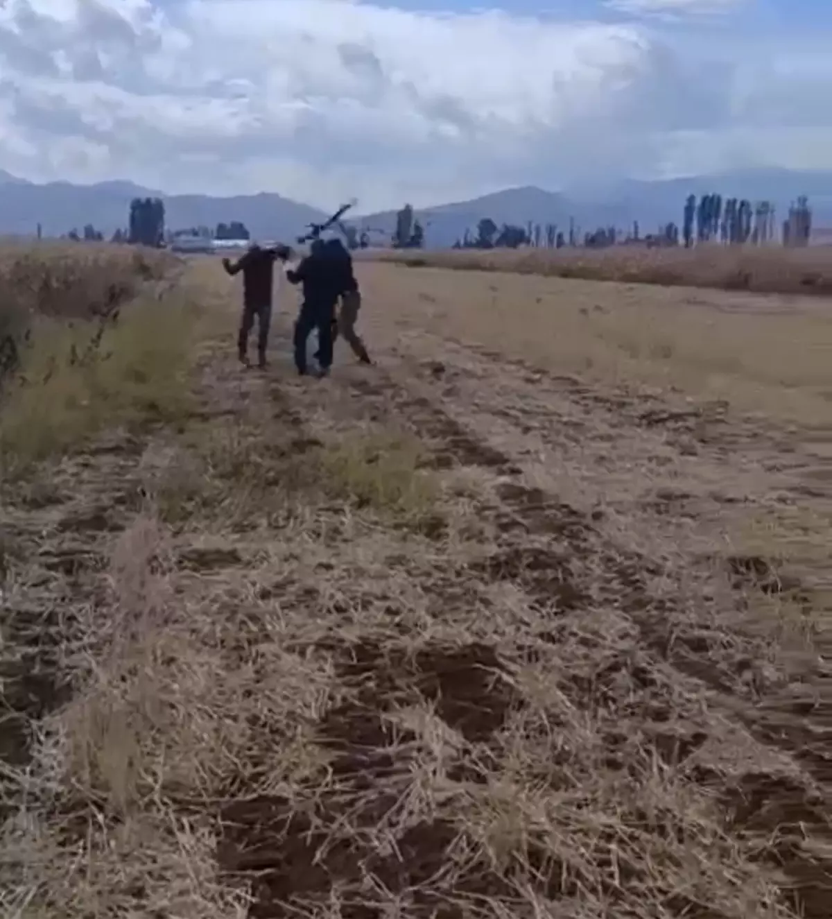 Evladının gözü önünde babayı darbettiler, kızının sesinin titrediği anlar kamerada