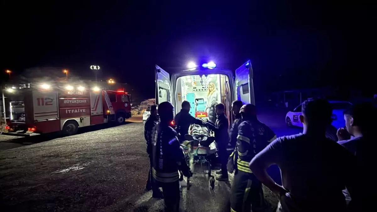 Darıca\'da Otomobil Devrildi: 2 Yaralı