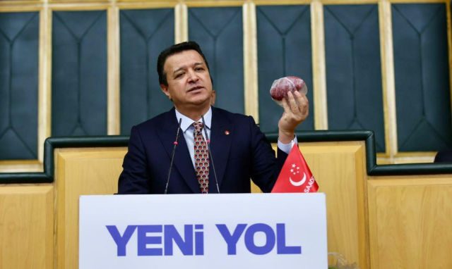 Kürsüye 200 TL'lik banknotla çıkan Arıkan, alabildiği ürünleri sıraladı