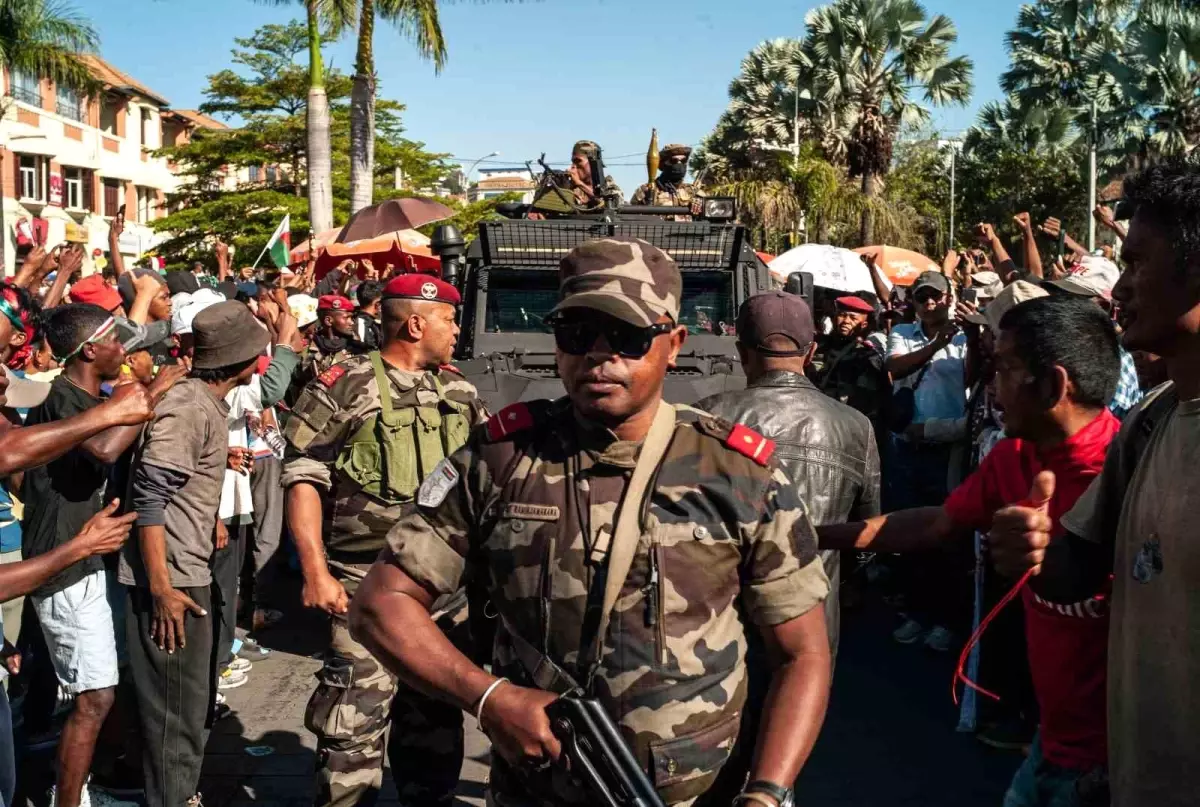Madagaskar\'da Askeri Yönetim Geldi