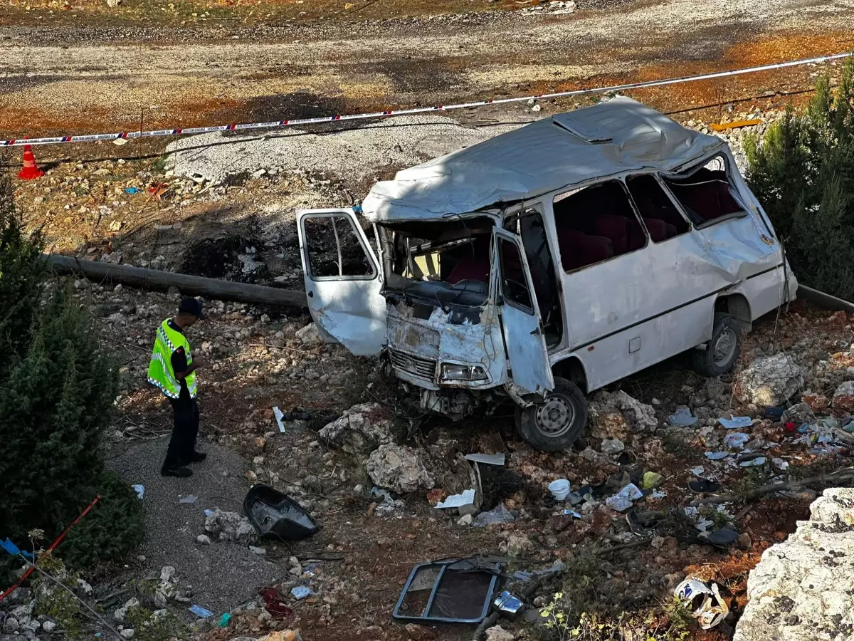 İzmir\'de feci kaza: Lastiği patlayan minibüse çarpan otomobilde 1 ölü, 4 yaralı