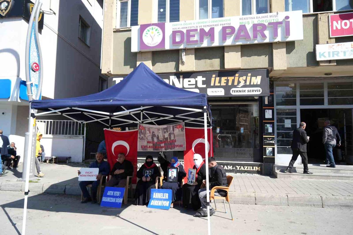 Muş\'ta Evlat Nöbeti Devam Ediyor