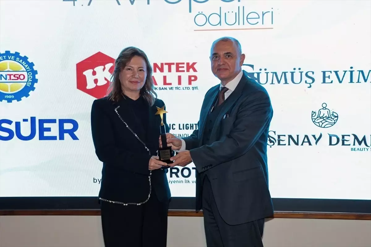 Prof. Dr. Aydın\'a Yılın Ödülü