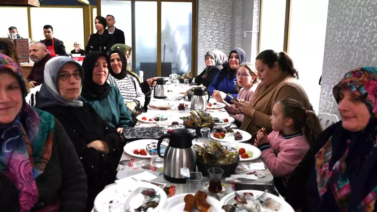 Osmangazi Belediye Başkanı Erkan Aydın, Tuna Mahallesi\'nde Kahvaltı Programı Düzenledi