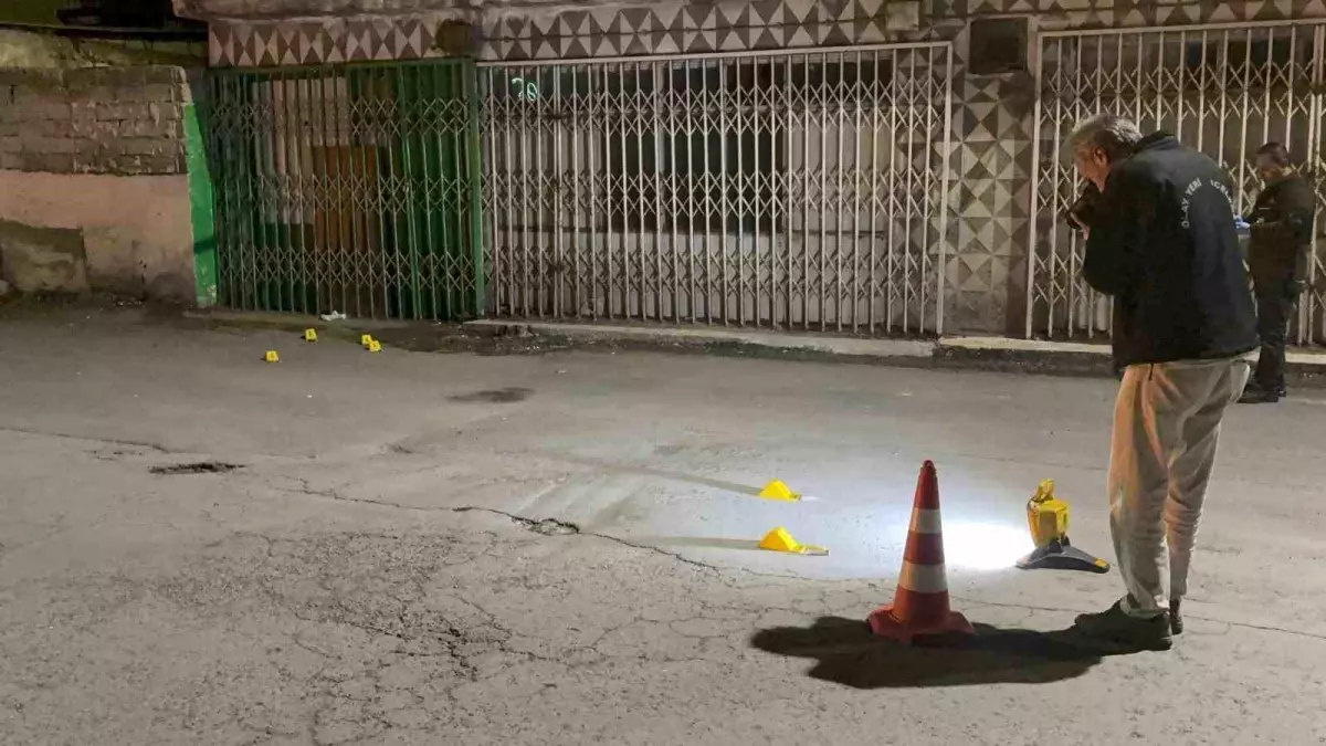 Kayseri\'de Pompalı Tüfekle Açılan Ateş Evi Vurdu