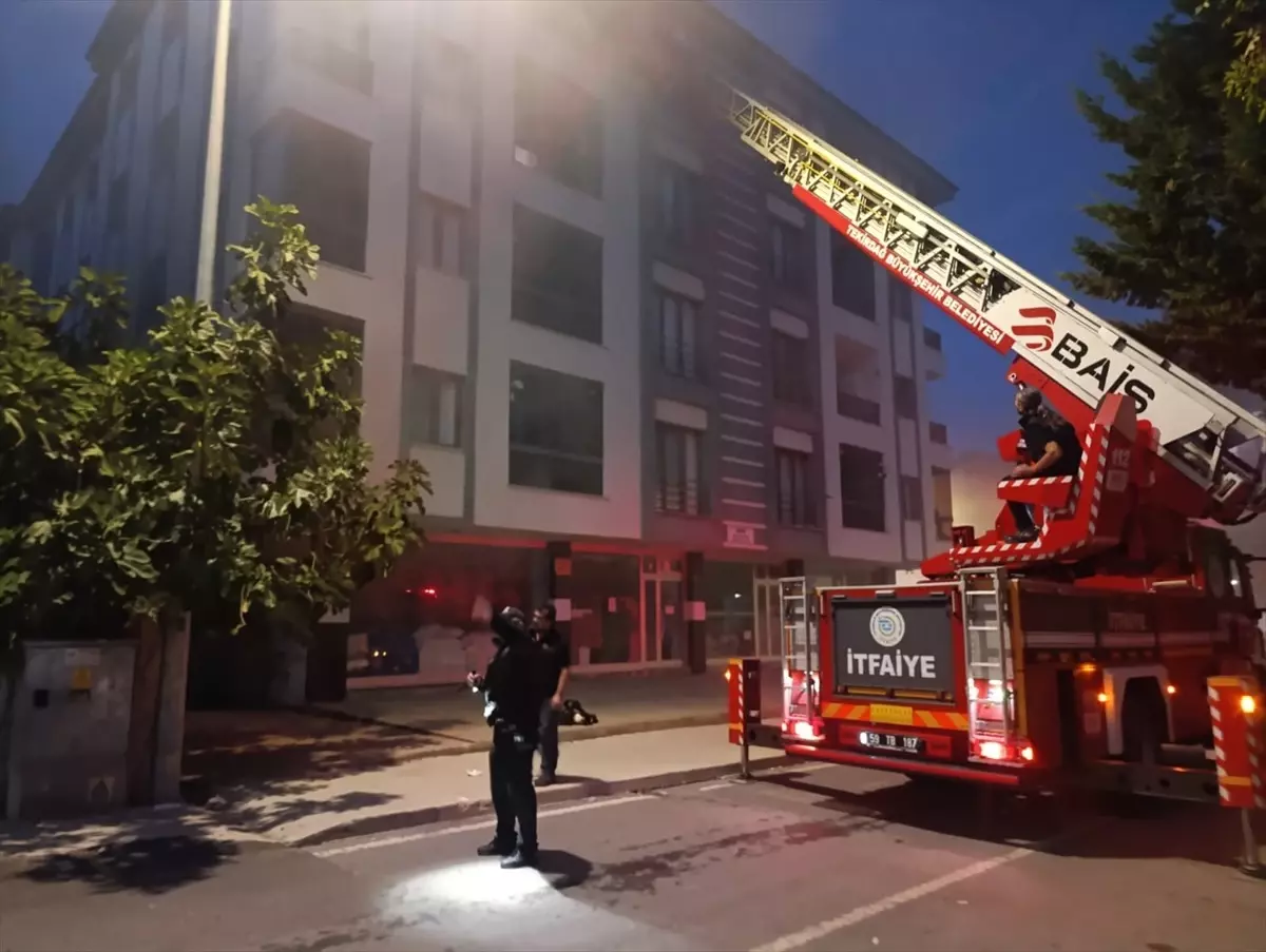 Çerkezköy\'de Otopark Yangını: İki Araç Küller Haline Geldi