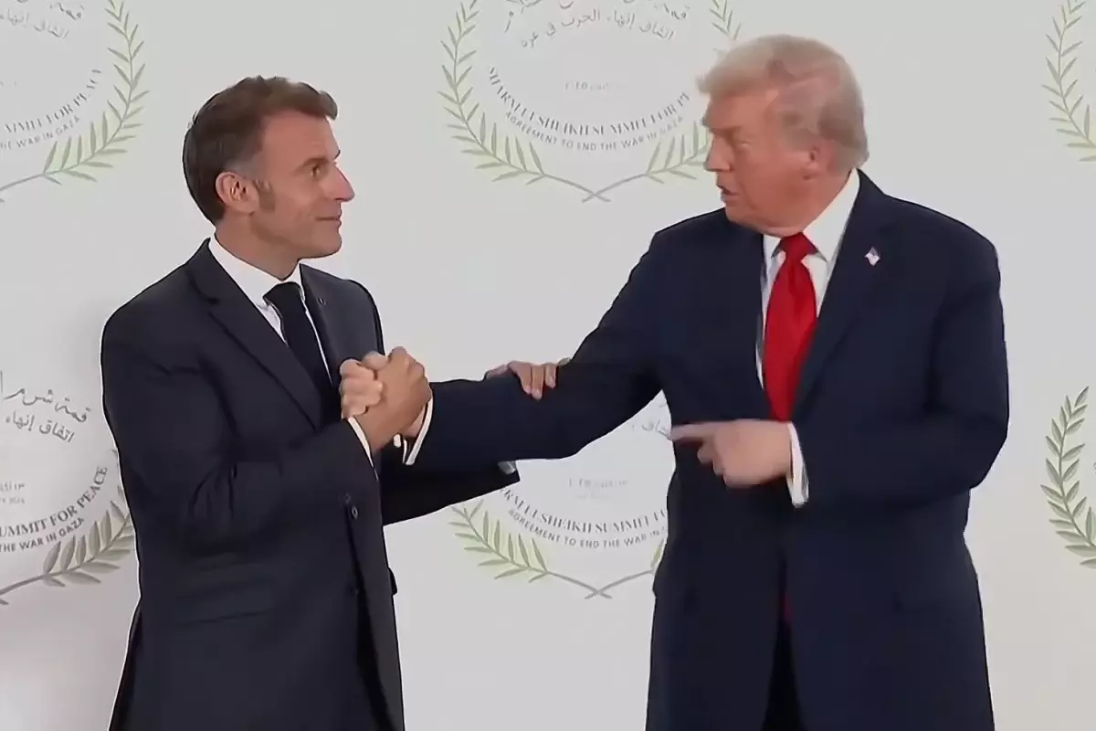 Trump ile Macron \'\'bilek güreşi\'\' sırasında ne konuştu? Kavgayı dudak okuma uzmanları çözdü