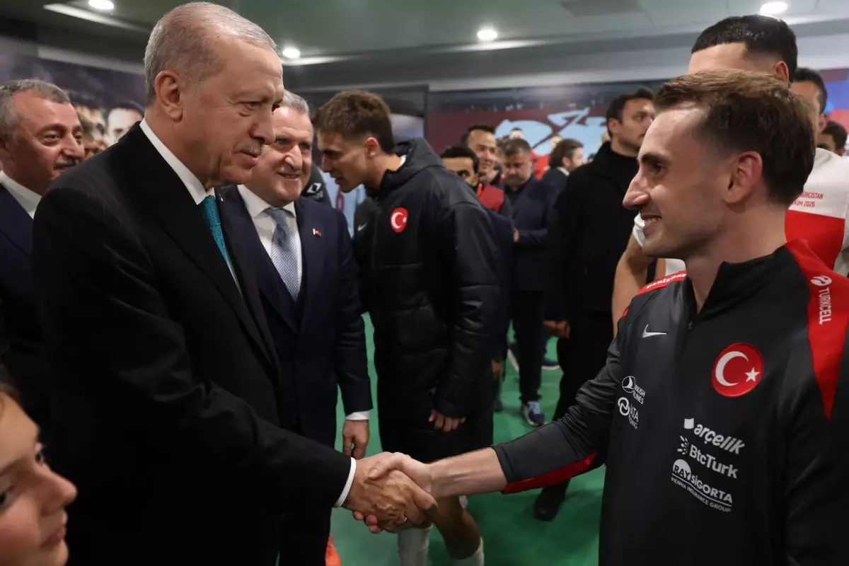 Cumhurbaşkanı Erdoğan, A Milli Futbol Takımı oyuncularını ve teknik heyetini tebrik etti