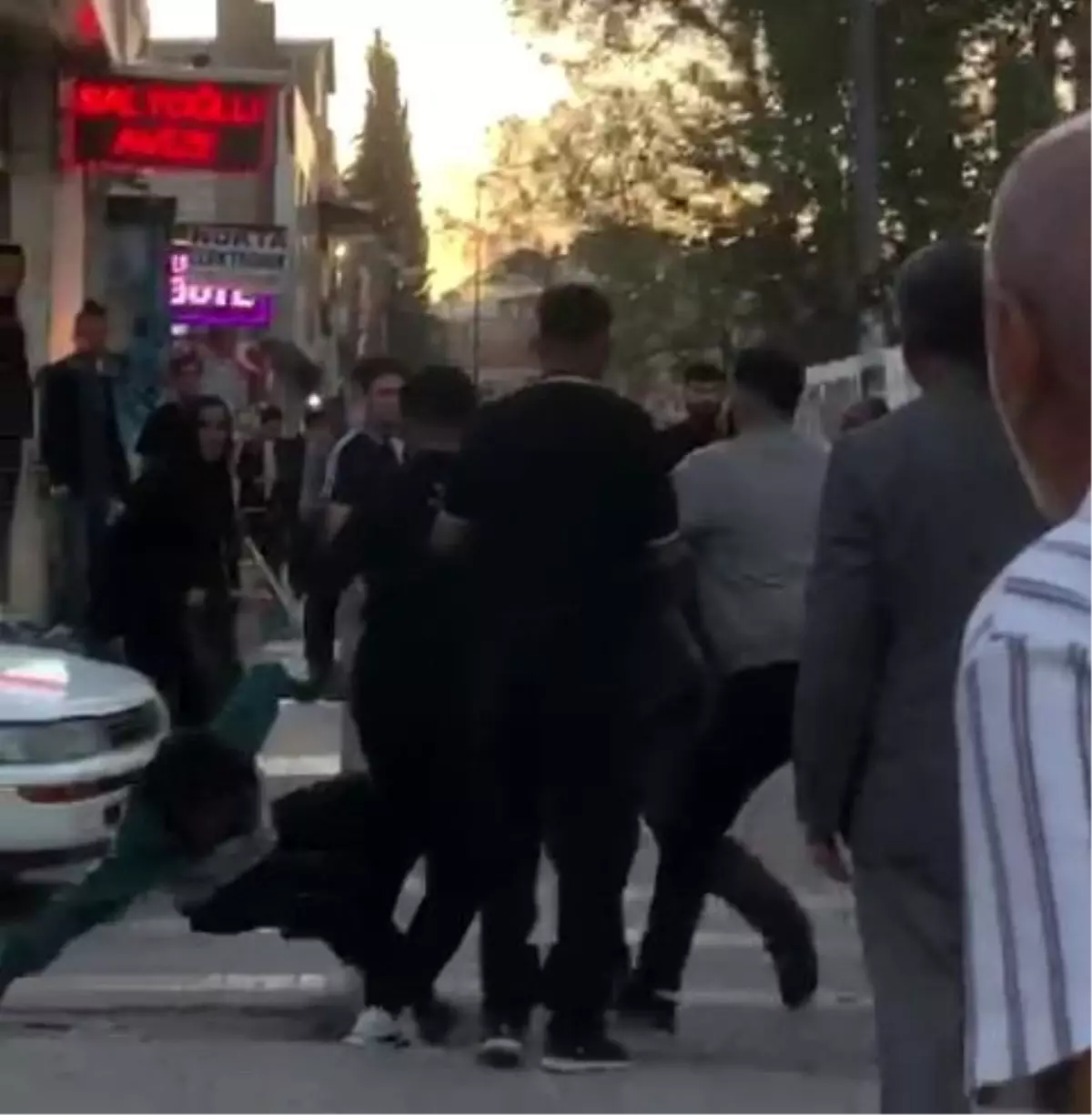 Adıyaman\'da İki Grup Arasında Kavga: Vatandaşlar Müdahale Etti