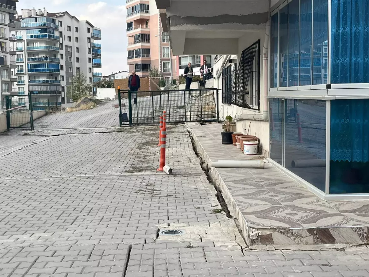 Mamak\'ta toprak kayması: 17 katlı bina tahliye edildi