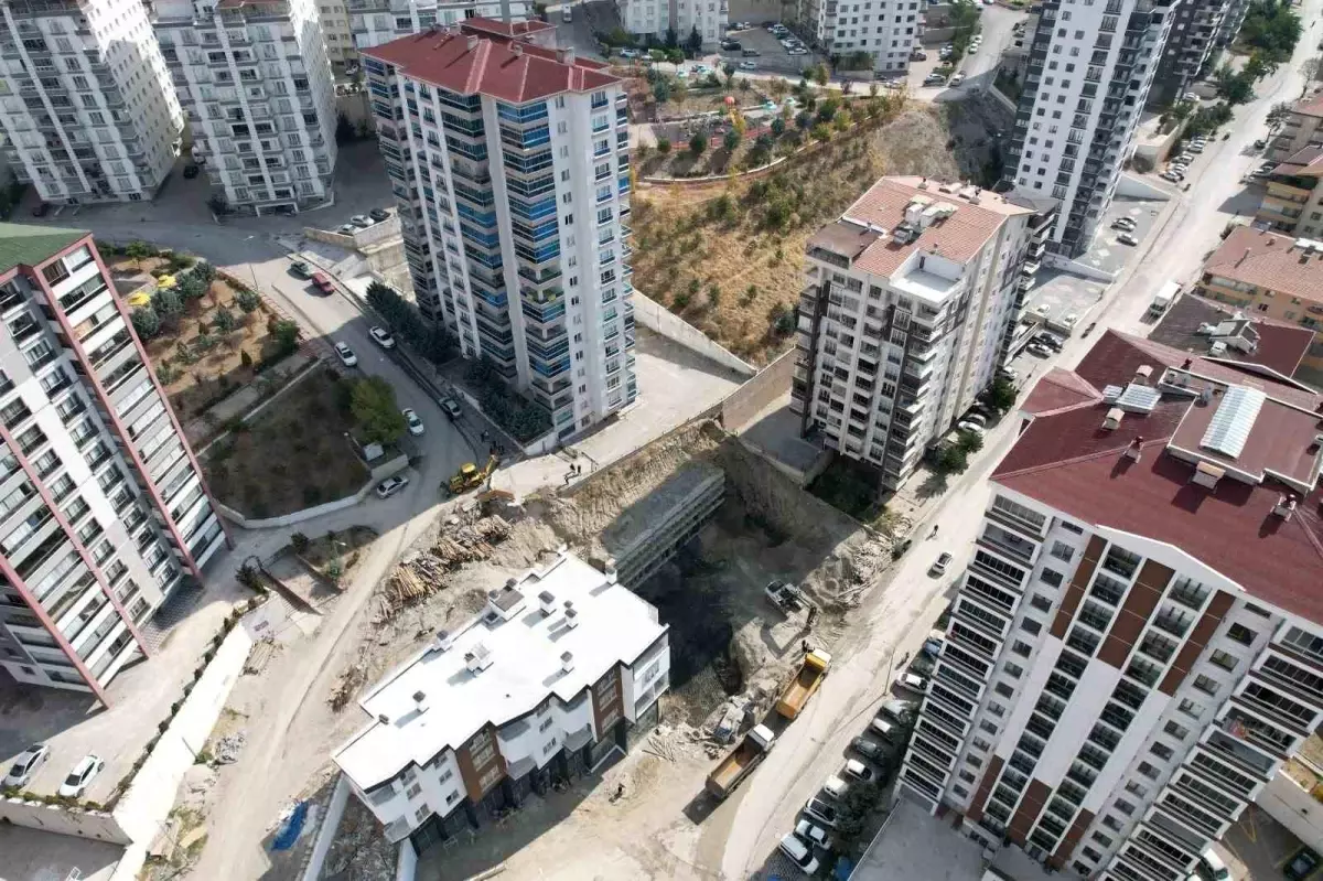 Ankara\'da İnşaatta Toprak Kayması nedeniyle Bina Boşaltıldı