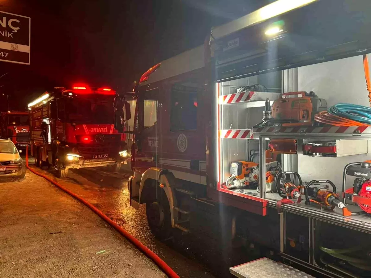 Yenimahalle\'de Oto Tamircisinde Yangın