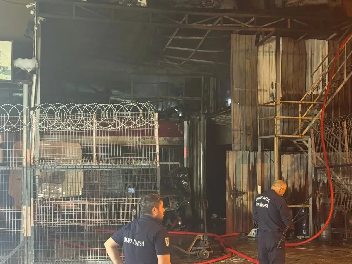 Yenimahalle\'de Oto Tamirhanesinde Yangın