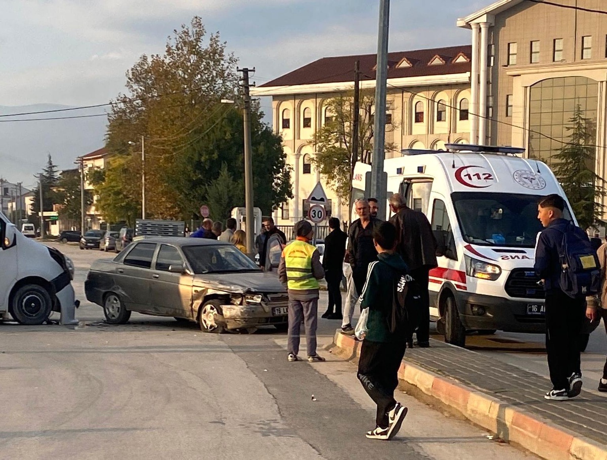 İnegöl\'de Minibüsle Çarpışan Otomobil Sürücüsü Yaralandı