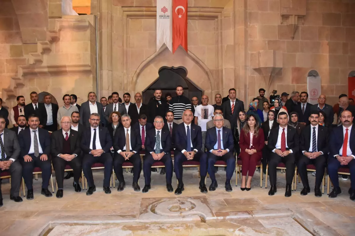 Bakan Ersoy Divriği Ulu Camii\'ni Ziyaret Etti