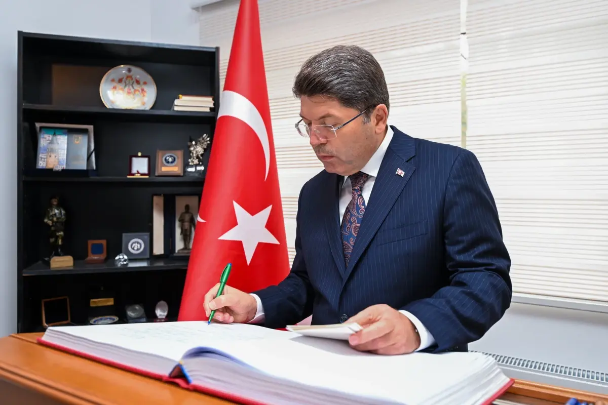 Adalet Bakanı Yılmaz Tunç, Romanya\'da Türk Şehitliği\'ni Ziyaret Etti