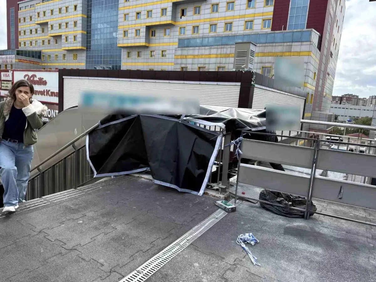 Beylikdüzü\'nde Metrobüs Merdivenlerinde Yangın