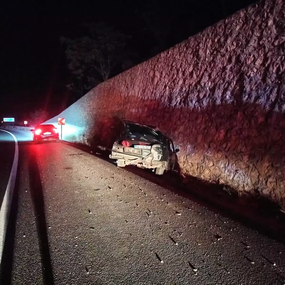 Osmaneli\'nde Otomobil Şarampole Devrildi