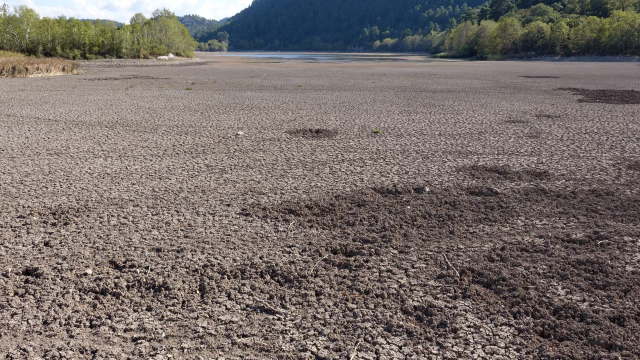 Böylesi ilk defa görülüyor! Göl ikiye bölündü