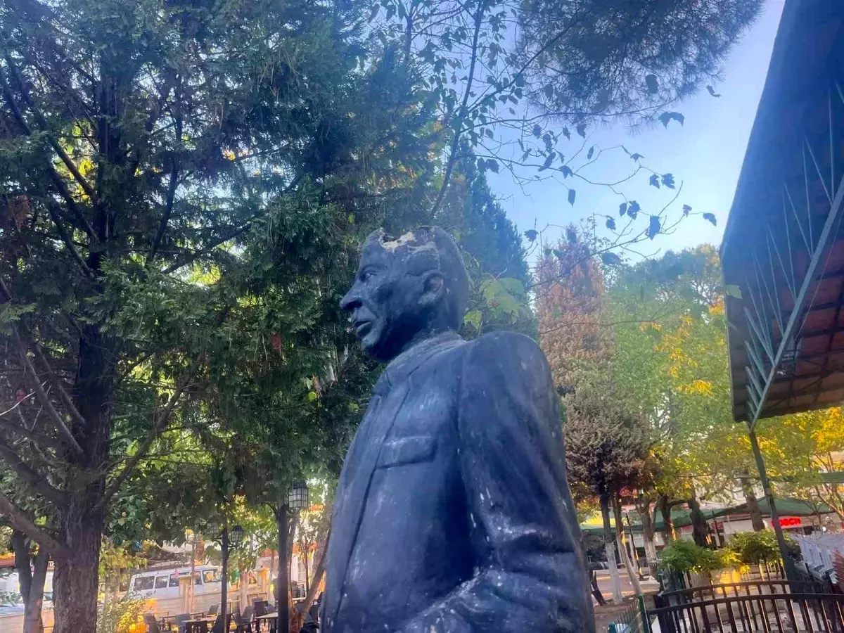Buldan\'da Efsane Başkan Talat Tarakçı’nın Abidesi Bakımsız Kaldı