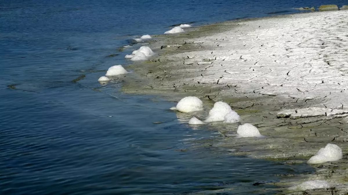 Burdur Gölü\'nde Doğal Köpüklenme