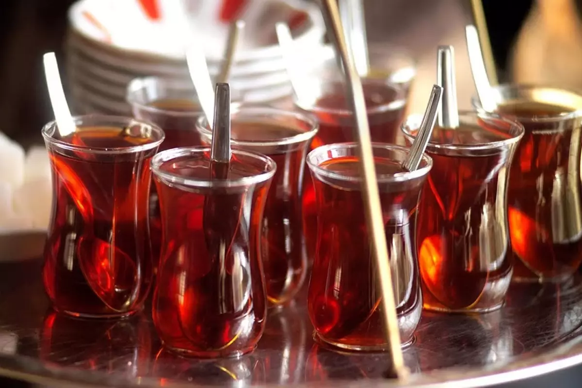 Çayı her müşteriye farklı fiyata satıyorlar! Nedeni de inanılmaz