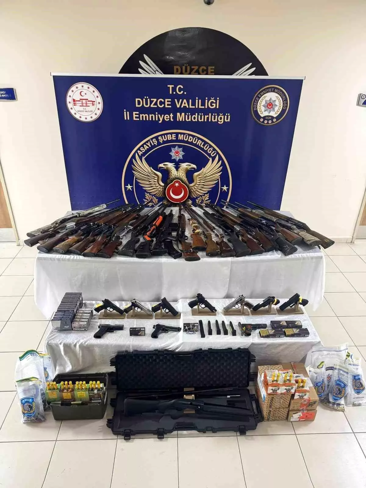 Düzce\'de Silah Tehiri Operasyonu: 24 Gözaltı