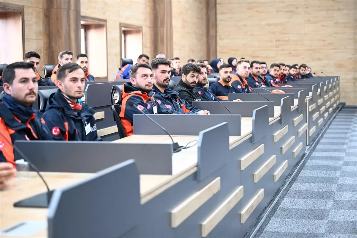 Vali Çiftçi, Yeni Afet Merkezi\'ni İnceledi