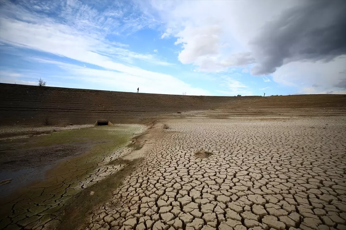 Gülbahar Barajı\'ndaki Su Seviyesi Kritik Düzeye Düştü