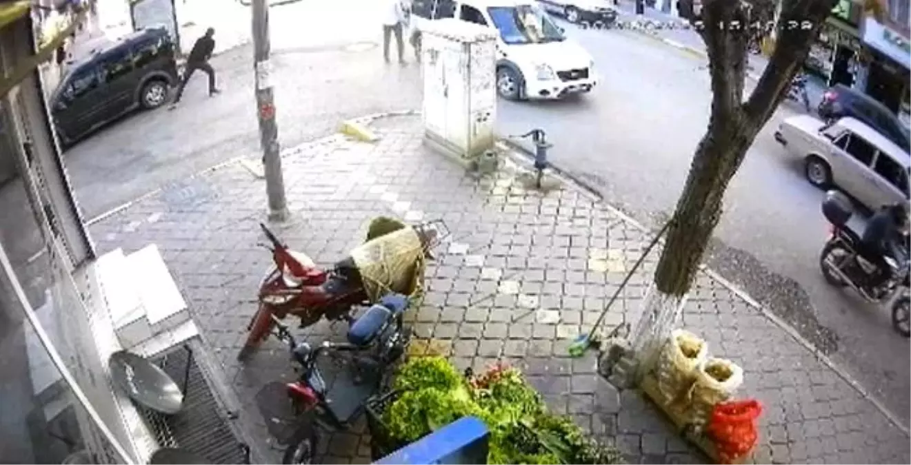 Cadde ortasında film sahnelerini aratmayan çatışma! Araçtan inip kurşun yağdırdı