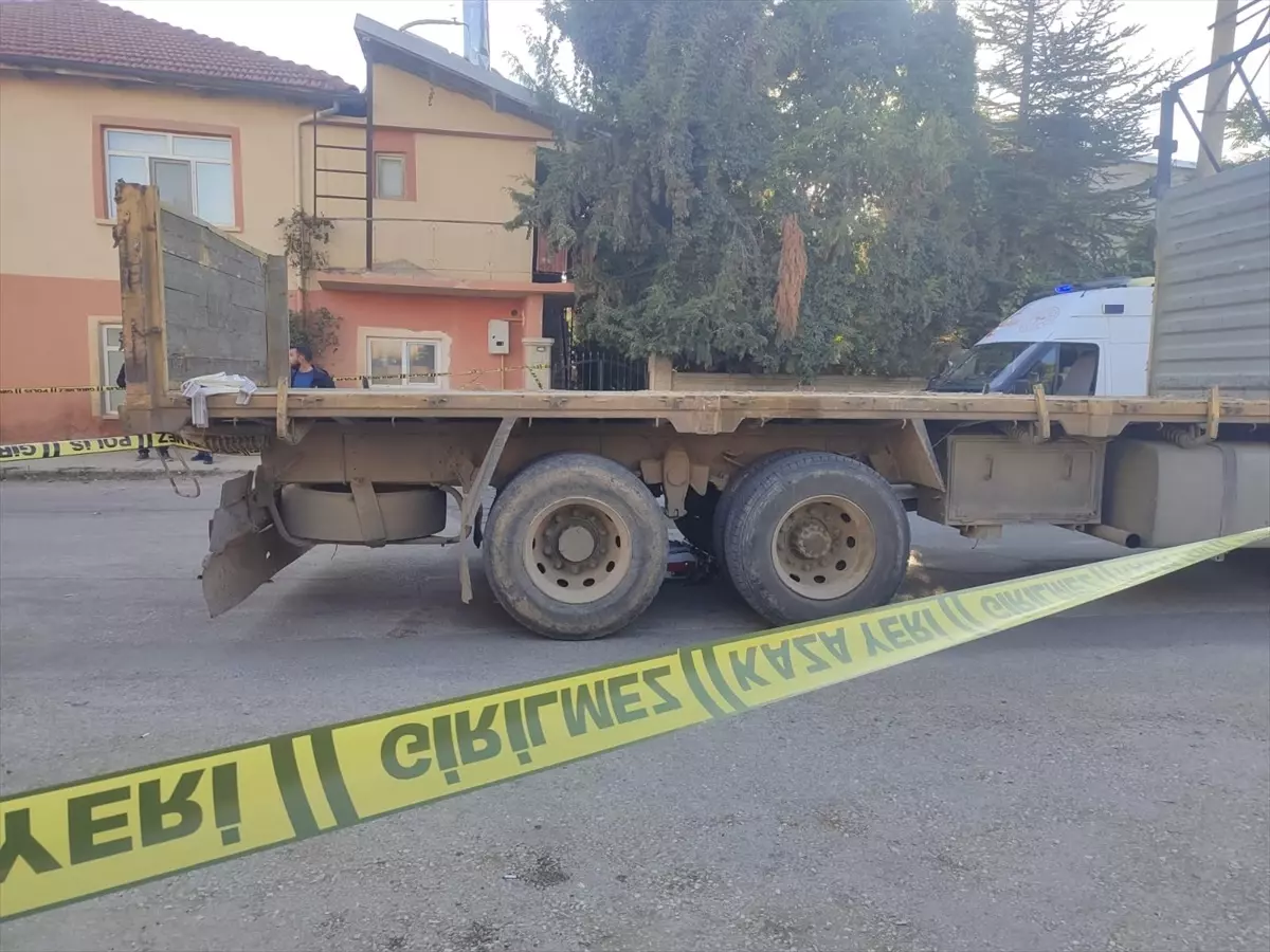 Kamyon-Motosiklet Çarpışması: 1 Ölü, 1 Yaralı