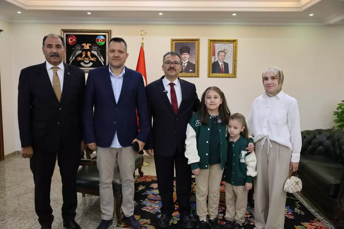 Yağmurda İstiklal Marşı\'na Saygı