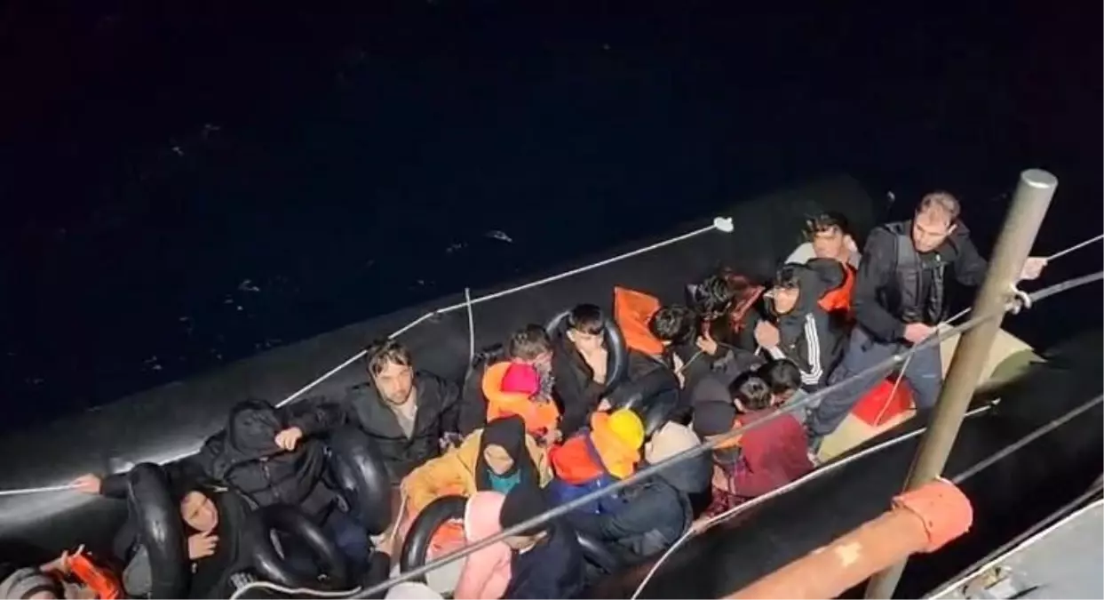 İzmir\'de Sahil Güvenlik Operasyonları: 72 Göçmen Kurtarıldı