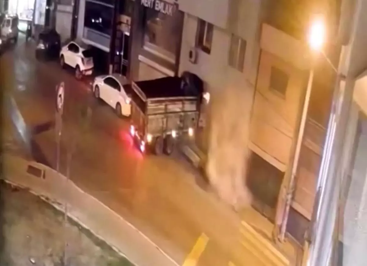 Freni Boşalan Kamyon, Apartmana Daldı: Mahalleli İsyan Etti