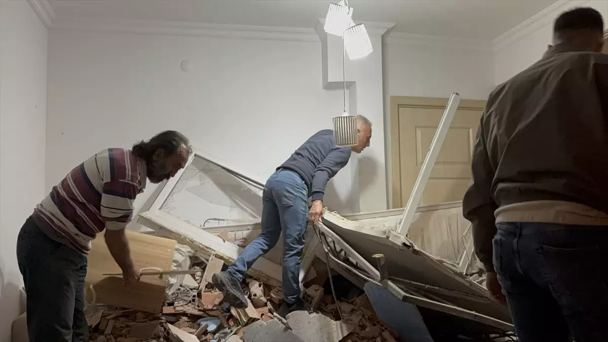 Freni Boşalan Kamyon Apartman Duvarına Çarptı