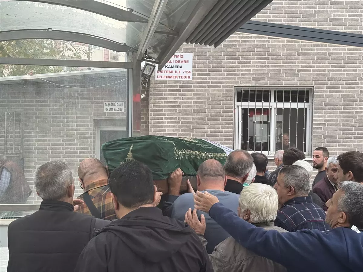 İzmir\'de Kadın Cinayeti: Cenaze Toprağa Verildi