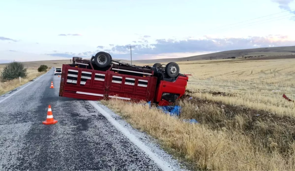 Afyonkarahisar\'da Kamyonet Devrildi: 3 Yaralı