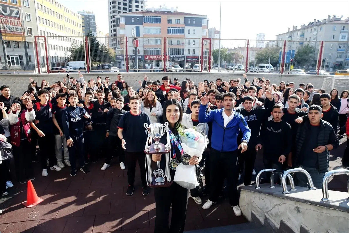 Şampiyon Kick Boksçu\'ya Sürpriz Karşılama