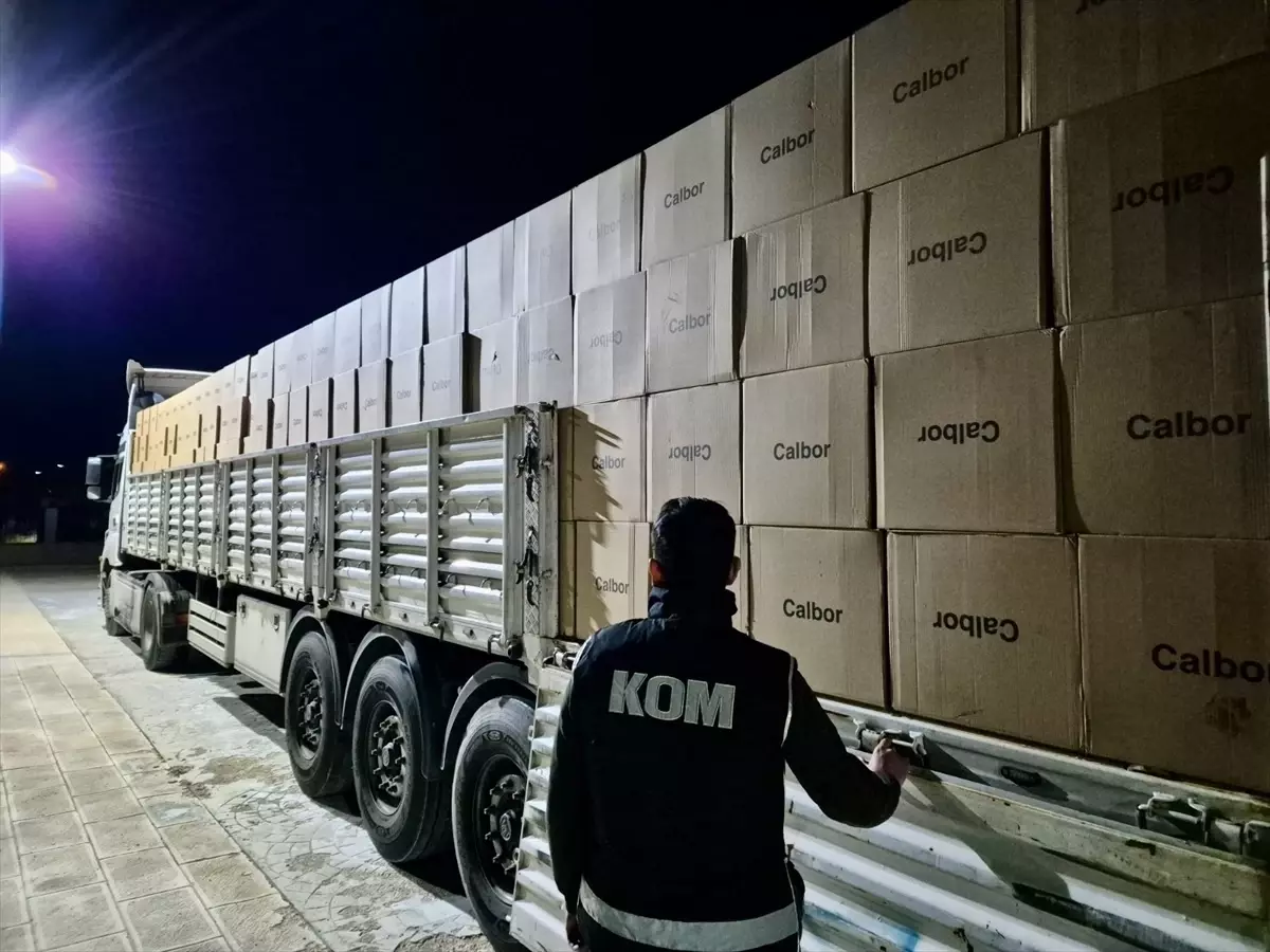 Kırşehir\'de 9.8 Milyon Makaron Ele Geçirildi