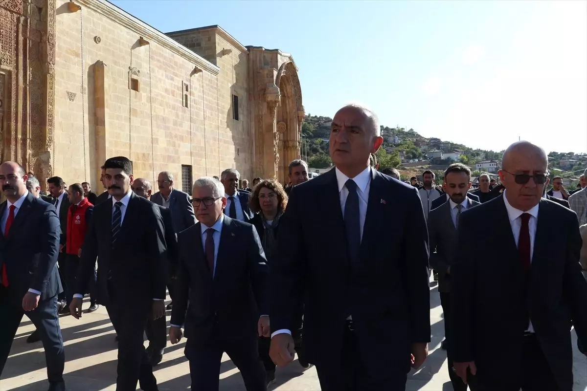 Bakan Ersoy Divriği Ulu Camii\'ni Ziyaret Etti